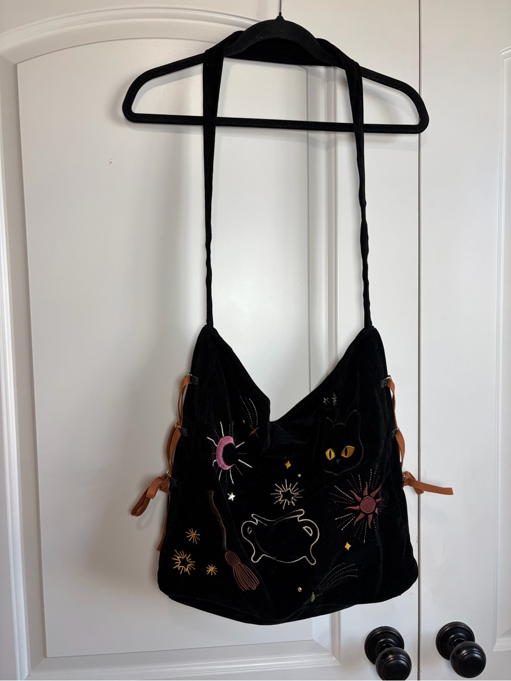🌙Her Universe Disney Hocus Pocus Icons Velvet Embroidered Crossbody Bag - Picture 6 of 13